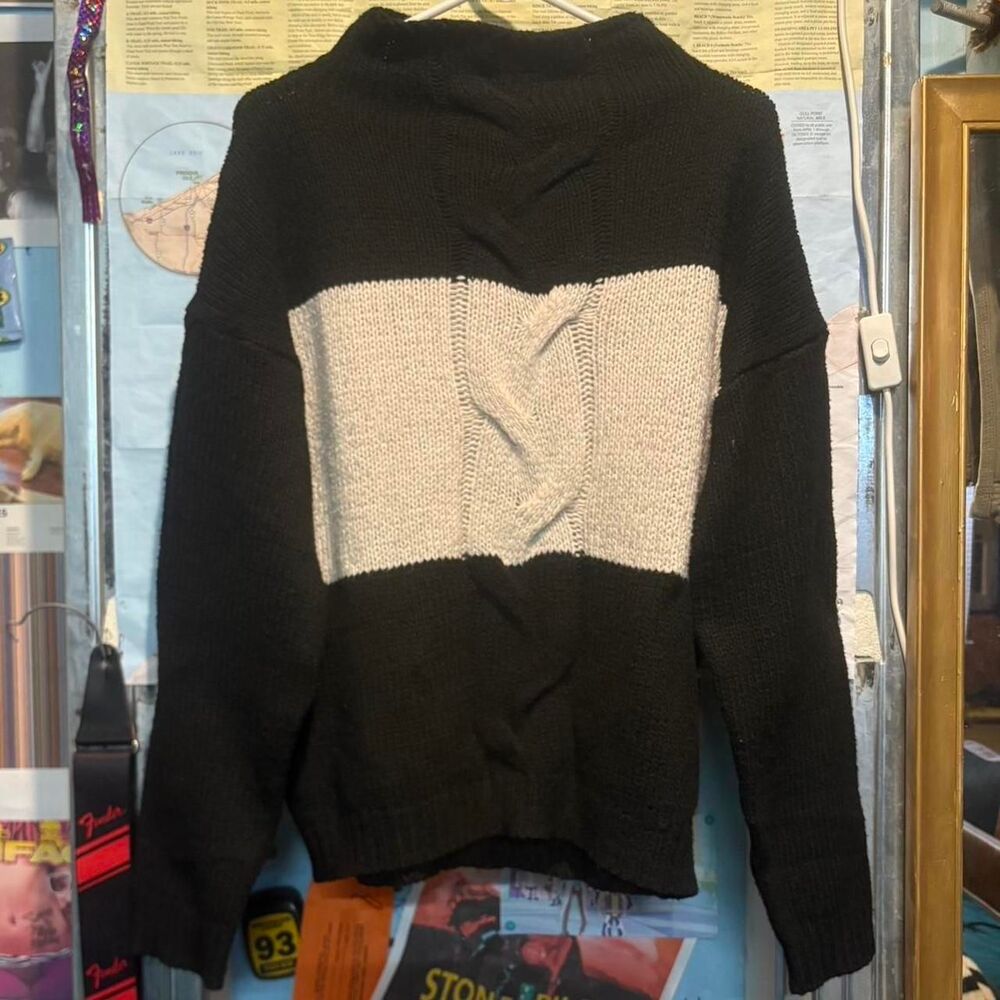 Easel Women's Black and White Sweater